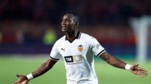 لاعب كرة قدم مالي يحتفل بهدف، يمثل صفقة فالنسيا الجديدة