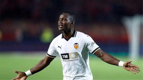 لاعب كرة قدم مالي يحتفل بهدف، يمثل صفقة فالنسيا الجديدة