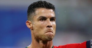 لاعبو كولومبيا والبرتغال يتنافسون على الكرة في مباراة كأس العالم 2026