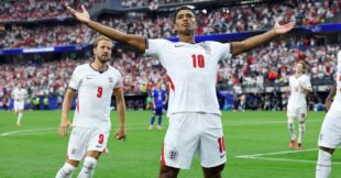ملعب كرة قدم مضاء مع شعار كأس العالم 2026