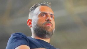 لاعب الزمالك جون إدوارد يرتدي قميص الفريق