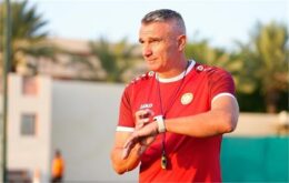صورة تجمع بين مدرب الزمالك معتمد جمال والمدرب الفرنسي باتريس كارتيرون