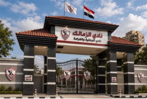 شعار نادي الزمالك مع خلفية تعبر عن أزمة إيقاف القيد