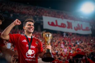صورة توضح شعار نادي الزمالك ولاعب كرة قدم