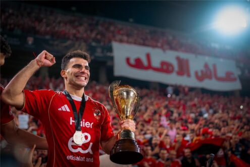 صورة توضح شعار نادي الزمالك ولاعب كرة قدم
