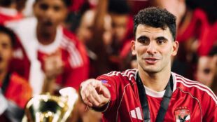 لاعب كرة القدم أحمد سيد زيزو يرتدي قميص النادي الأهلي