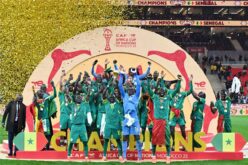 صورة تجمع بين شعاري منتخبي السنغال والمغرب مع كأس أمم أفريقيا