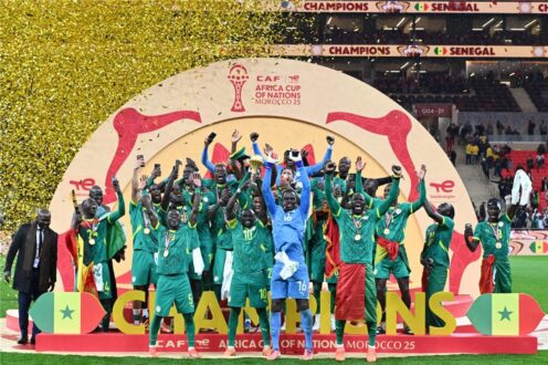 صورة تجمع بين شعاري منتخبي السنغال والمغرب مع كأس أمم أفريقيا