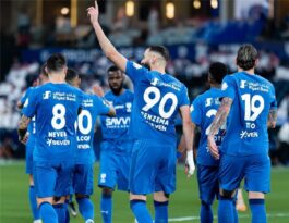 لاعب كرة القدم ماركوس ليوناردو يرتدي قميص الهلال السعودي