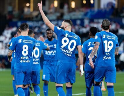 لاعب كرة القدم ماركوس ليوناردو يرتدي قميص الهلال السعودي