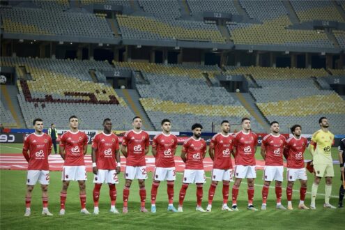 لاعبو النادي الأهلي يحتفلون بتسجيل هدف خلال مباراة ودية استعدادًا للموسم الجديد