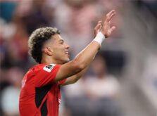 لاعب كرة القدم إمام عاشور يرتدي قميص النادي الأهلي