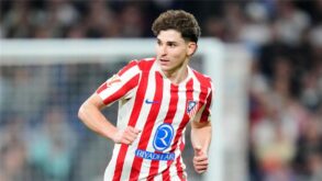 لاعب كرة القدم جوليان ألفاريز يرتدي قميص أتلتيكو مدريد