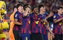 لاعبو بايرن ميونخ وبرشلونة يتنافسون على الكرة