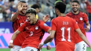 ثلاثة لاعبين من منتخب مصر يحتفلون بهدف في كأس العالم 2026