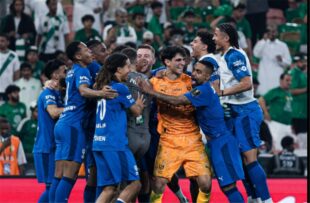 لاعبو الهلال السعودي يحتفلون بهدف خلال مباراة