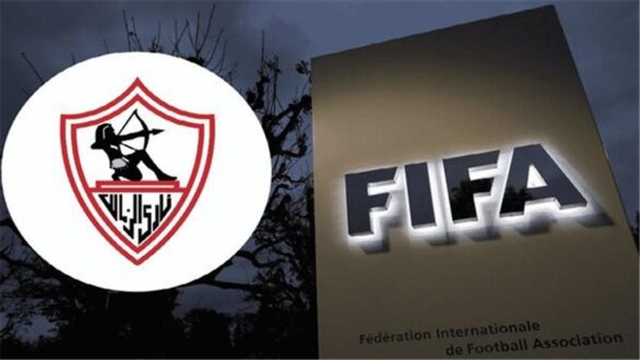 شعار نادي الزمالك مع خلفية توضح عقوبة إيقاف القيد من الفيفا