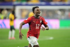 لاعب كرة القدم المصري هيثم حسن يرتدي قميص منتخب مصر