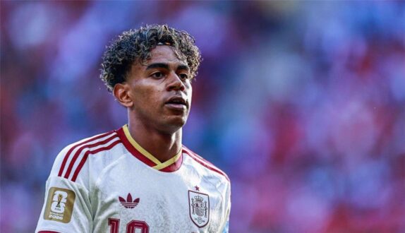 لامين يامال لاعب برشلونة يتحدث في مقابلة