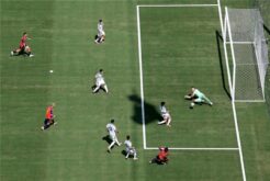 لاعب الأرجنتين ليساندرو مارتينيز يتعرض للإصابة خلال نهائي كأس العالم 2026