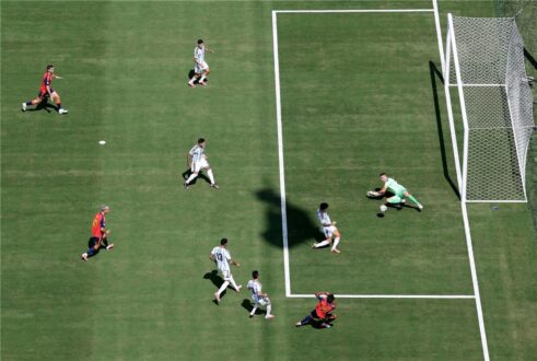 لاعب الأرجنتين ليساندرو مارتينيز يتعرض للإصابة خلال نهائي كأس العالم 2026