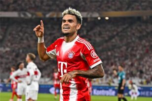 لاعب كرة القدم لويس دياز يرتدي قميص بايرن ميونخ