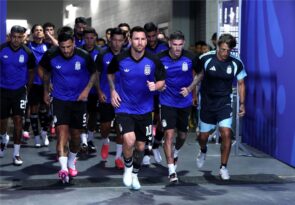 ليونيل ميسي يحتفل بهدف للأرجنتين في مباراة ضد إنجلترا بكأس العالم 2026