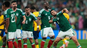 لاعبو المكسيك يحتفلون بتسجيل هدف ضد الإكوادور في كأس العالم 2026