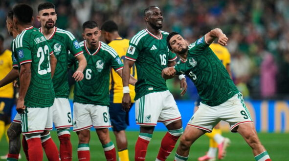 لاعبو المكسيك يحتفلون بتسجيل هدف ضد الإكوادور في كأس العالم 2026