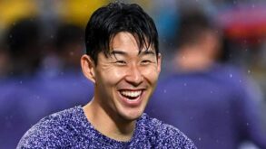 لاعبو كرة قدم في الملعب خلال مباراة بالدوري الأمريكي