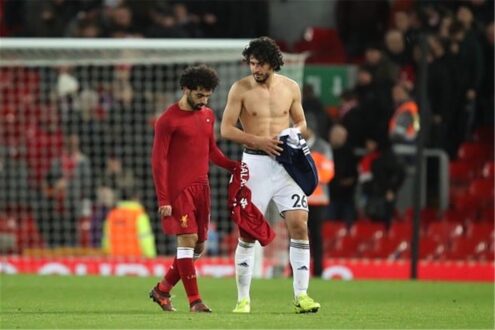 محمد صلاح يصافح أحمد حجازي على أرض الملعب