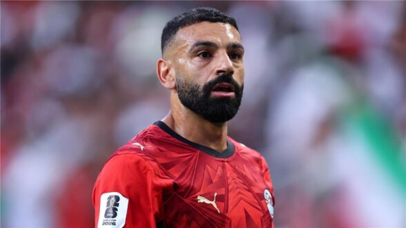 محمد صلاح يرتدي قميص روما