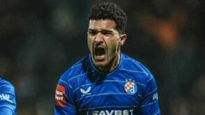 لاعب كرة القدم منصف بقرار يرتدي قميص الأهلي