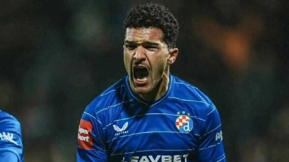لاعب كرة القدم منصف بقرار يرتدي قميص الأهلي