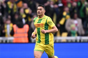 لاعب كرة القدم المصري مصطفى محمد يرتدي قميص نانت الفرنسي