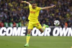 لاعب كرة القدم المصري مصطفى محمد يرتدي قميص نانت