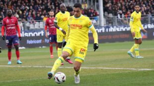 لاعب كرة القدم المصري مصطفى محمد يرتدي قميص نانت الفرنسي