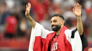 محمد صلاح يرتدي قميص ليفربول