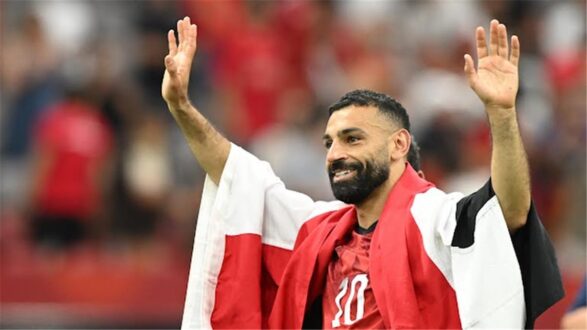 محمد صلاح يرتدي قميص ليفربول