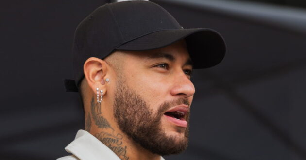 نيمار دا سيلفا لاعب كرة القدم البرازيلي