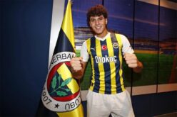 لاعب كرة القدم عمر فايد يرتدي قميص فناربخشة