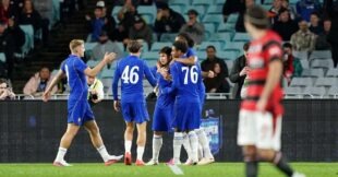 لاعب تشيلسي دستان ساتباييف يحتفل بتسجيل هدف