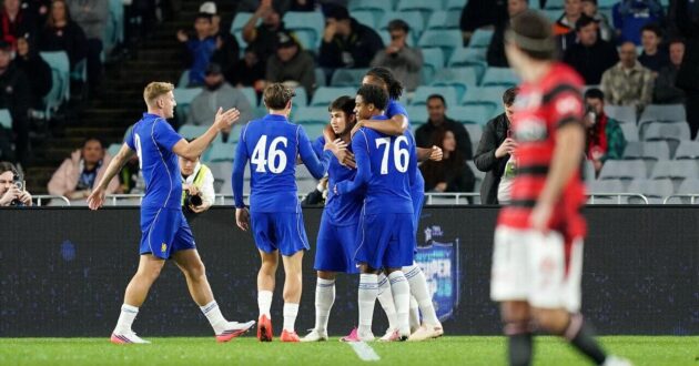لاعب تشيلسي دستان ساتباييف يحتفل بتسجيل هدف