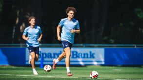 لاعب كرة القدم المصري سليم طلب يرتدي قميص هيرتا برلين