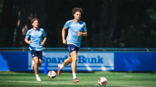 لاعب كرة القدم المصري سليم طلب يرتدي قميص هيرتا برلين
