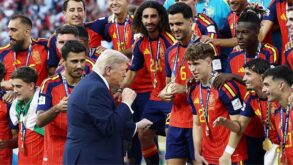 لاعب إسبانيا بورخا إيجليسياس يتجاهل مصافحة دونالد ترامب بعد فوز إسبانيا بكأس العالم 2026