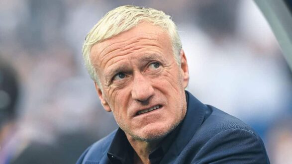 لاعبو منتخب فرنسا يحيطون بالمدرب ديدييه ديشان في الملعب