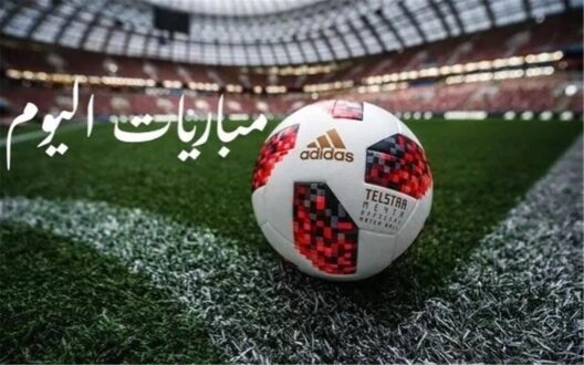 صورة لملاعب كرة قدم مضاءة ليلاً مع شعارات دوري أبطال أوروبا ودوري المؤتمر الأوروبي