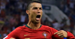 لاعبو كرة قدم يحتفلون في ملعب كأس العالم 2026