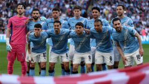 لاعب كرة قدم يرتدي قميص مانشستر سيتي